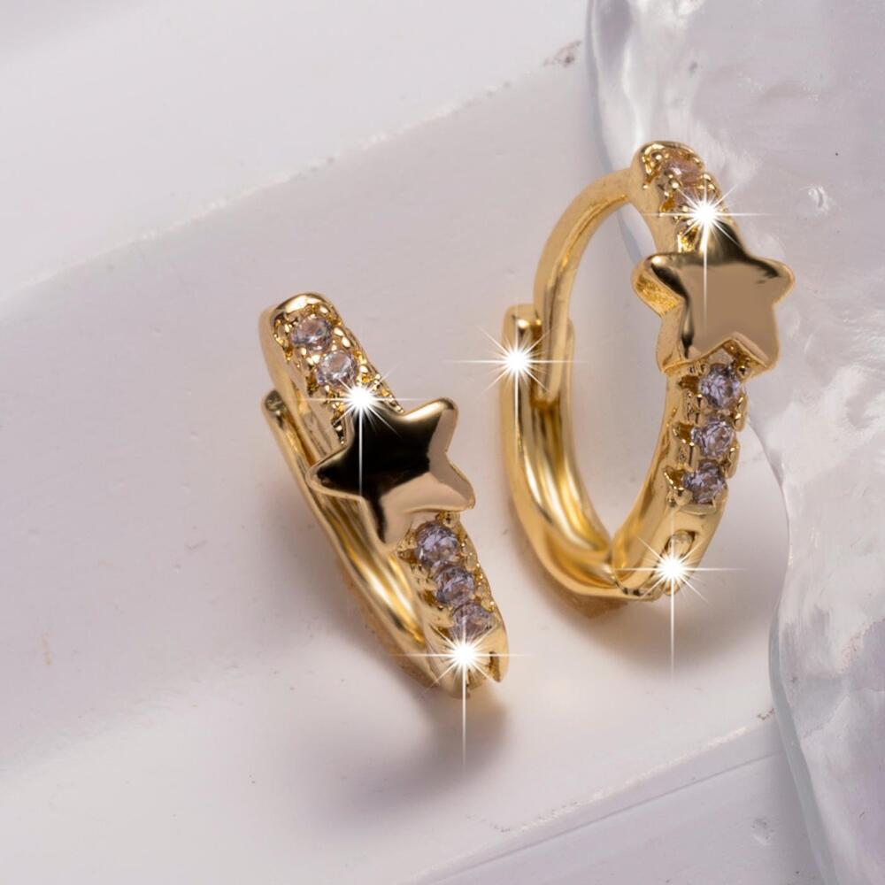 Hollow wave earrings ending in a defined U shape. - Picture 2 of 5